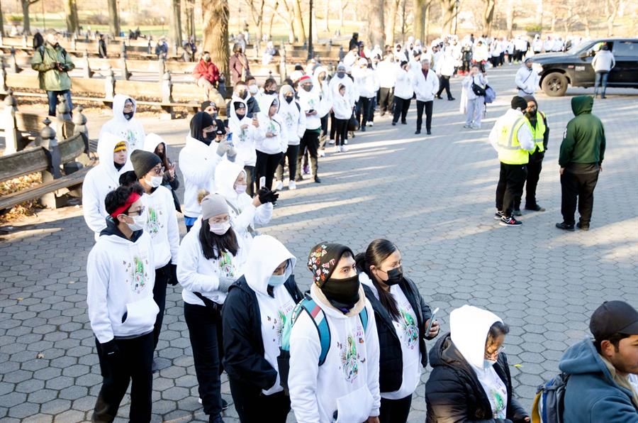 Mexicanos reciben a la Virgen Guadalupe con gran fervor en Nueva York (2)