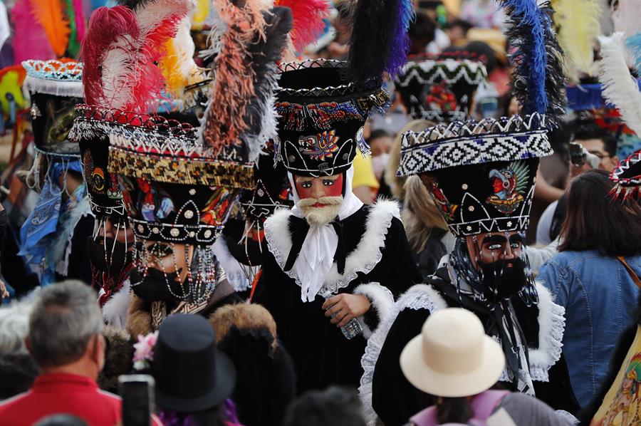 México alberga un desfile de chinelos (1)