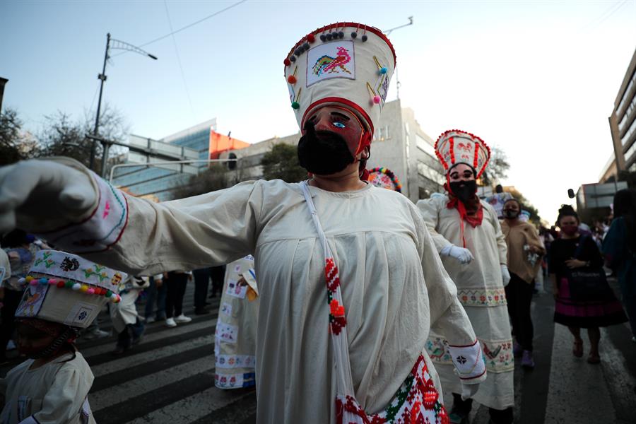 México alberga un desfile de chinelos (1)