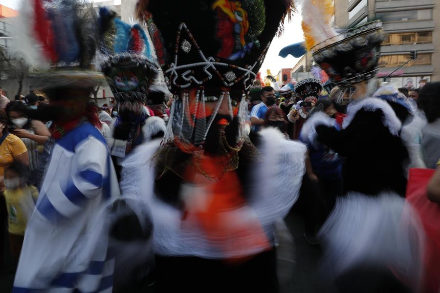 México alberga un desfile de chinelos (1)