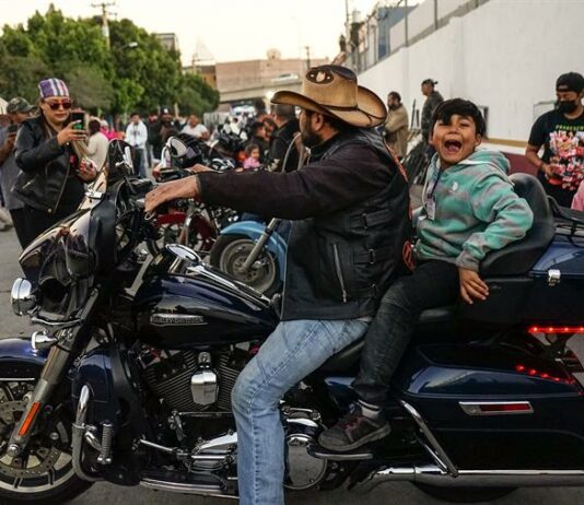 Motociclistas y activistas celebran el Día del Migrante en Tijuana Motociclistas y activistas celebran el Día del Migrante (1)