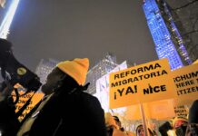 Inmigrantes demandan un camino a la ciudadanía frente al Rockefeller Center