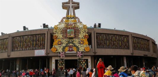 Peregrinos llegan a la mexicana Basílica de Guadalupe (1)