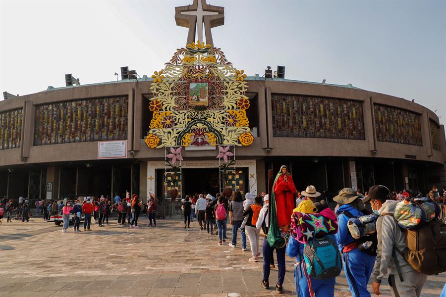 Peregrinos llegan a la mexicana Basílica de Guadalupe (1) Peregrinos llegan a la mexicana Basílica de Guadalupe (1)
