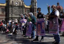 Protestan en Basílica de Guadalupe de México por 87 meses del caso Ayotzinapa Protestan en Basílica de Guadalupe de México (1)