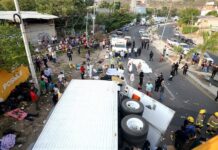 Sube a 55 los inmigrantes muertos al volcar un camión en sureste de México accidente en México