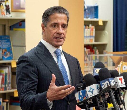 Superintendente escolar de Miami-Dade, Alberto Carvalho, es distinguido por el rey de España Alberto Carvalho