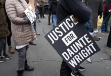 Una policía de EE.UU. rompe a llorar al ver en juicio cómo mató a joven negro