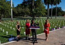 Erigen un memorial en honor a las víctimas de tiroteos en Florida memorial en honor a las víctimas de tiroteos en Florida (1)