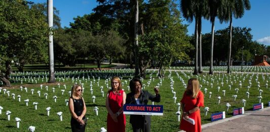memorial en honor a las víctimas de tiroteos en Florida (1)