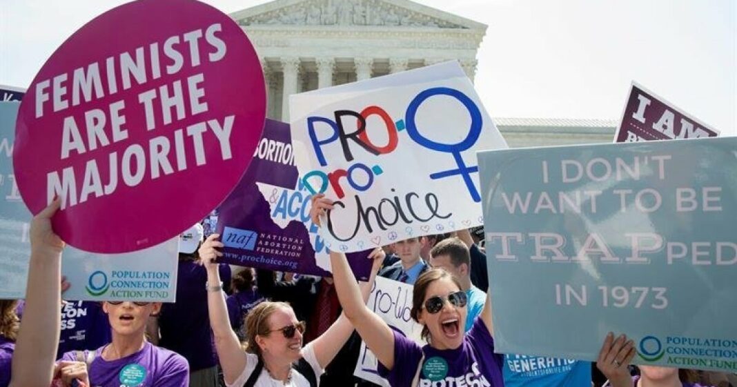 La posibilidad de que el aborto quede prohibido en la mitad conservadora de EE.UU. ha obligado al movimiento feminista a organizarse y buscar soluciones para preservar en la medida de lo posible el acceso a ese derecho, sobre todo para las mujeres más pobres.