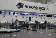 La cancelación de decenas vuelos por contagios de coronavirus entre el personal de las aerolíneas ha provocado este viernes largas filas y aglomeraciones en el Aeropuerto Internacional de la Ciudad de México (AICM) principalmente en la terminal 2.