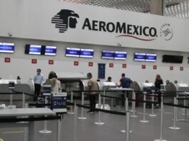 La cancelación de decenas vuelos por contagios de coronavirus entre el personal de las aerolíneas ha provocado este viernes largas filas y aglomeraciones en el Aeropuerto Internacional de la Ciudad de México (AICM) principalmente en la terminal 2.