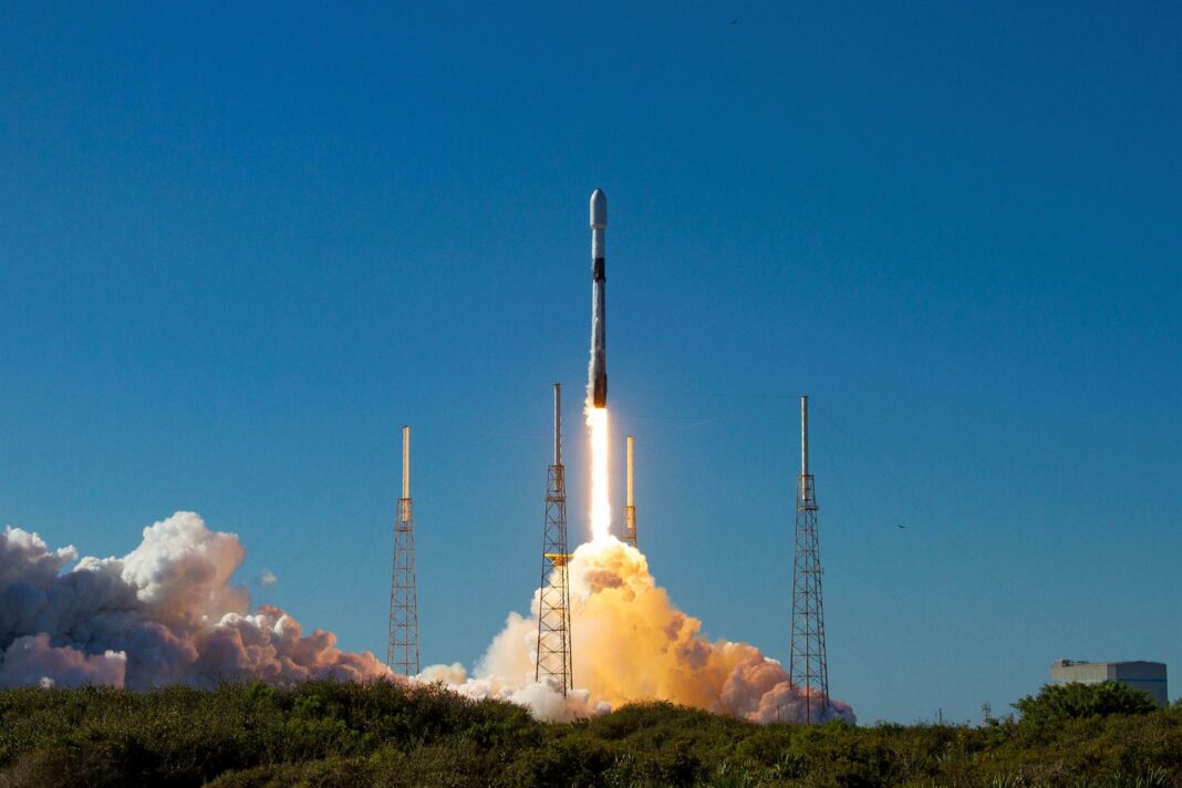 Cohete Un cohete Atlas V de la empresa United Launch Alliance (ULA, en inglés) despegó este viernes desde Cabo Cañaveral, en Florida, con la misión de poner en órbita dos satélites de detección para el Ejército de Estados Unidos.