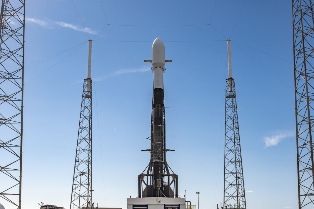 Un cohete Falcon 9 de la firma privada SpaceX despegó este jueves desde Cabo Cañaveral, en Florida, con más de un centenar de pequeños satélites a bordo, entre los que figuran seis de la firma española Fossa Systems y el satélite miniatura argentino 