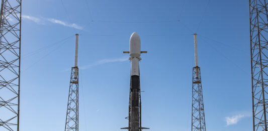 Un cohete Falcon 9 de la firma privada SpaceX despegó este jueves desde Cabo Cañaveral, en Florida, con más de un centenar de pequeños satélites a bordo, entre los que figuran seis de la firma española Fossa Systems y el satélite miniatura argentino "General San Martín".