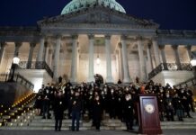 Con velas e himnos, demócratas cierran su conmemoración de asalto a Capitolio (2)