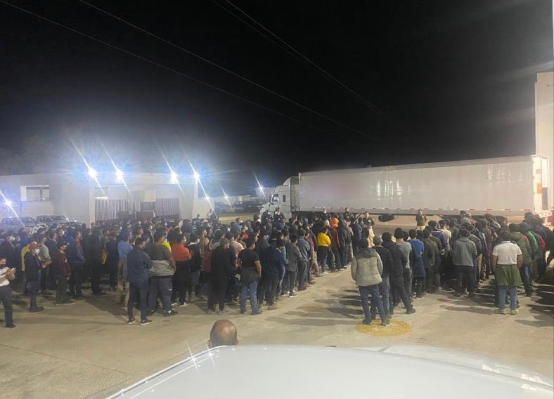 Detienen a 359 migrantes en un camión inmigrantes