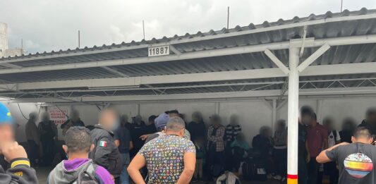 Detienen a 69 migrantes en un tractocamión.