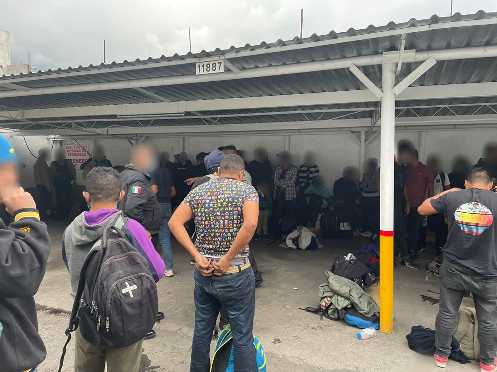 Detienen a 69 migrantes en un tractocamión. Detienen a 69 migrantes en un tractocamión.