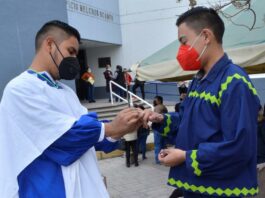 Dos chicos son la primera pareja gay rarámuri que se casa en norte de México (1)