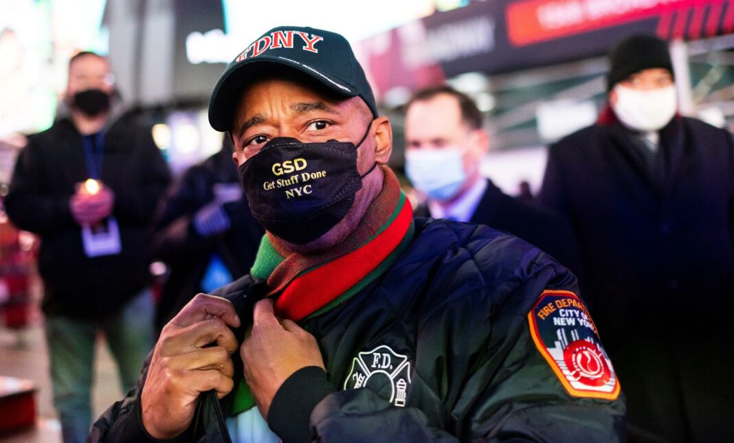 El alcalde de Nueva York, Eric Adams, pidió este viernes ayuda al Gobierno federal estadounidense para parar el tráfico de armas hacia su ciudad, donde la compraventa de armas de fuego está severamente restringida, a diferencia de otros estados.