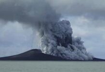 La erupción de volcán submarino provoca un tsunami en isla de Tonga La violenta erupción de un volcán submarino cerca de Tonga, en el Pacífico Sur, provocó un tsunami que ha golpeado las costas de esta nación insular y que también ha encendido las alarmas en otros países de la región.