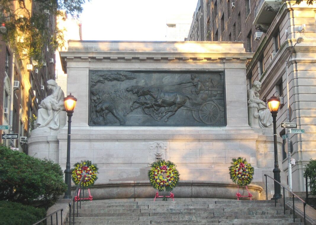 En el Riverside Drive, en el Upper West Side de Manhattan, sobre la calle 100, se encuentra el monumento a los Héroes del Departamento de Incendios de la ciudad de Nueva York, como un reconocimiento al heroico trabajo de los valiente que enfrentan las llamas para salvar vidas y muchos de ellos perecen en la ejecución de su noble labor.