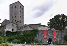 Los Claustros medievales en el Alto Manhattan Una vista del exterior del museo medieval del Metropolitano, The Cloisters, ubicado en el Fort Tyron Park en el Alto Manhattan, al cual es muy fácil acceder en el transporte público o conduciendo.