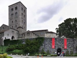 Los Claustros medievales en el Alto Manhattan Una vista del exterior del museo medieval del Metropolitano, The Cloisters, ubicado en el Fort Tyron Park en el Alto Manhattan, al cual es muy fácil acceder en el transporte público o conduciendo.