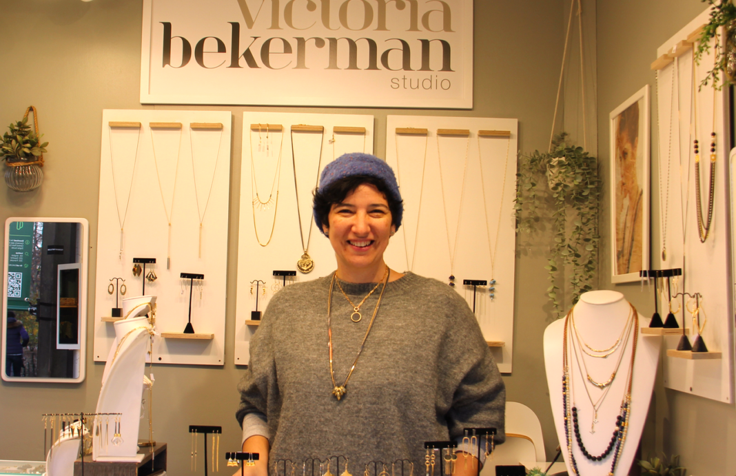 La diseñadora de joyas argentinas Victoria Bekerman ha optado por expandir su negocio participando en las ferias de la ciudad, donde ha promovido su marca y su sitio web