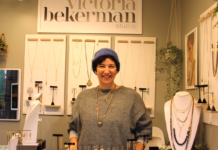 La diseñadora de joyas argentinas Victoria Bekerman ha optado por expandir su negocio participando en las ferias de la ciudad, donde ha promovido su marca y su sitio web