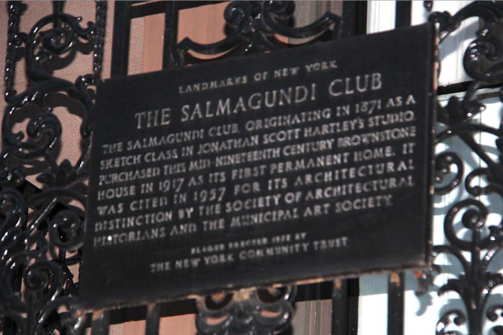PLACA EN LA FACHADA DEL SALMAGUNDI CLUB