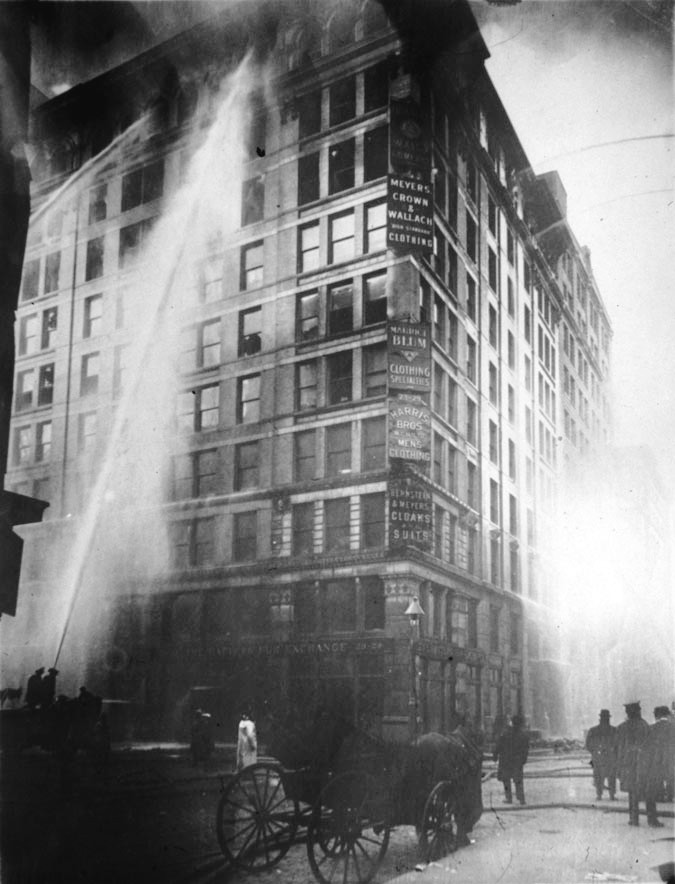 El incendio m&aacute;s c&eacute;lebre, por ser parte de la historia del movimiento obrero de Nueva York, es el de la f&aacute;brica Triangle en el Greenwich Village, ocurrido el 25 de marzo de 1911.