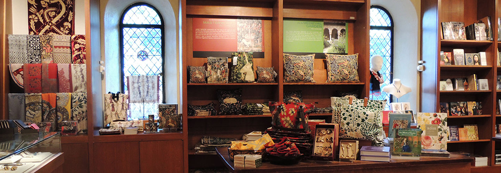 La tienda del Museo en la entrada principal de The Met Cloisters ofrece una variedad de accesorios de joyer&iacute;a con dise&ntilde;os medievales, objetos de decoraci&oacute;n para la casa, publicaciones, art&iacute;culos de papeler&iacute;a y reproducciones inspiradas en el arte, arquitectura y jardines medievales europeos, los cuales tambi&eacute;n se pueden comprar en l&iacute;nea.