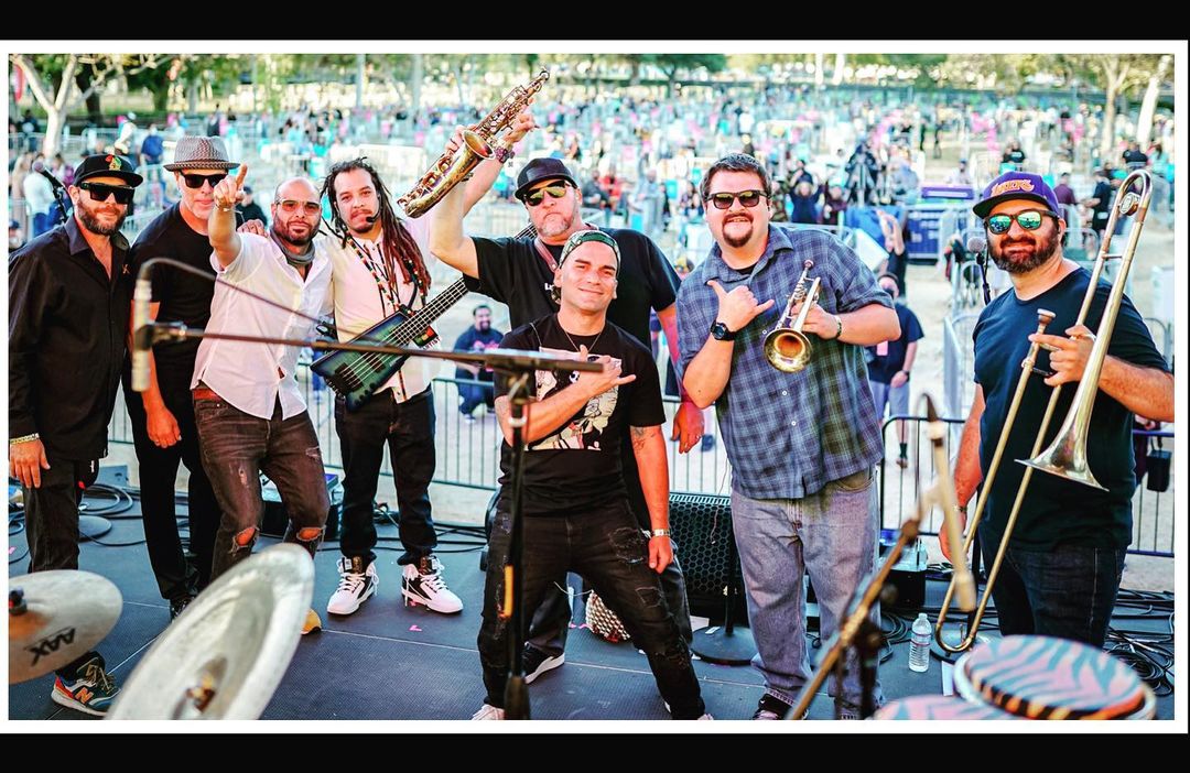 SM Familia es una banda que fusiona sonidos latinos con reggae.