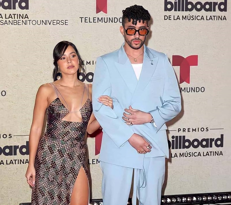 Bad Bunny Bad Bunny borró su Instagram y subió su primer video a TikTok, donde se encuentra celebrando el año nuevo con su novia.