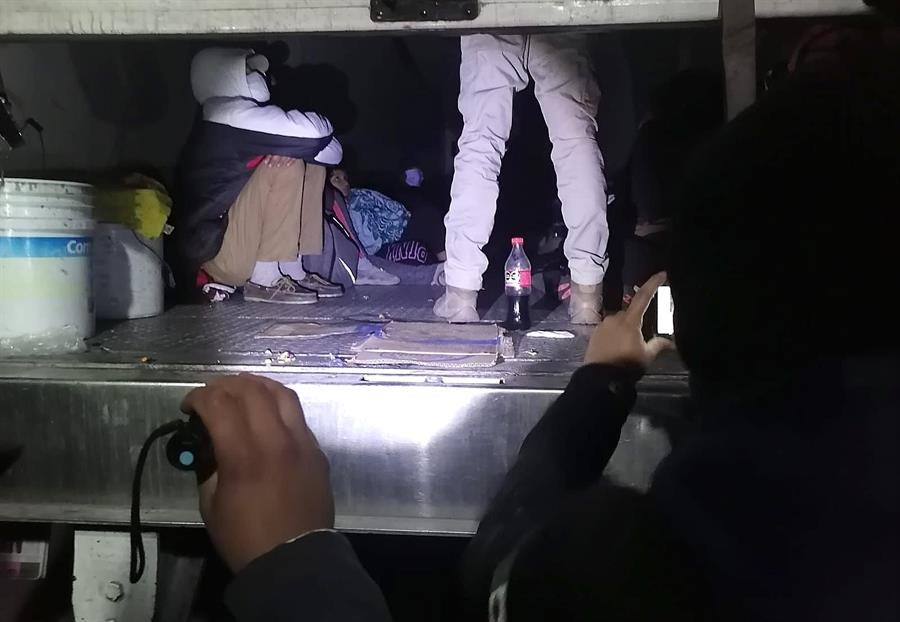 Interceptan a 65 migrantes hacinados en un tráiler