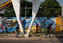 Investigaciones continúan a un mes de accidente de migrantes en México