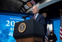 El presidente de EE.UU., Joe Biden, anunció este jueves que su Gobierno pondrá a disposición de los estadounidenses 500 millones de tests de covid-19 gratuitos más y que desplegará nuevos equipos médicos federales ante la expansión de ómicron.
