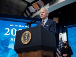 Biden anuncia más tests gratuitos y más médicos militares ante ómicron El presidente de EE.UU., Joe Biden, anunció este jueves que su Gobierno pondrá a disposición de los estadounidenses 500 millones de tests de covid-19 gratuitos más y que desplegará nuevos equipos médicos federales ante la expansión de ómicron.