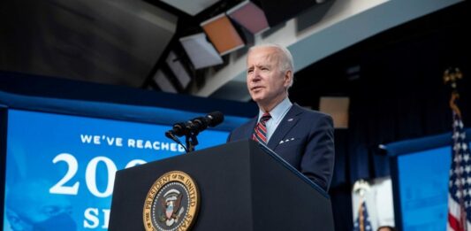 El presidente de EE.UU., Joe Biden, anunció este jueves que su Gobierno pondrá a disposición de los estadounidenses 500 millones de tests de covid-19 gratuitos más y que desplegará nuevos equipos médicos federales ante la expansión de ómicron.
