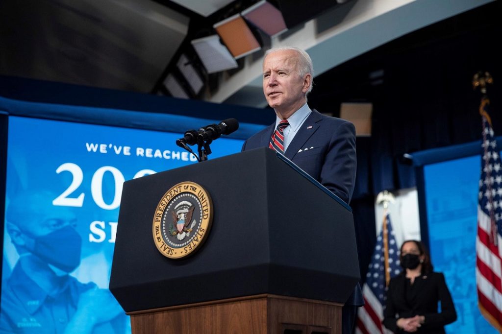J. Biden-Tests covid El presidente de EE.UU., Joe Biden, anunció este jueves que su Gobierno pondrá a disposición de los estadounidenses 500 millones de tests de covid-19 gratuitos más y que desplegará nuevos equipos médicos federales ante la expansión de ómicron.