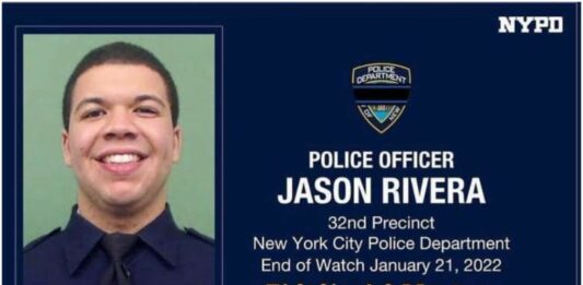 Las banderas de los edificios gubernamentales en Nueva York ondean hoy a media asta en tributo al policía asesinado anoche en la ciudad y que ha sido identificado como Jason Rivera.