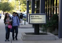 Disputa sobre la covid-19 mantiene cerradas las escuelas públicas de chicago Las escuelas de Chicago continúan cerradas