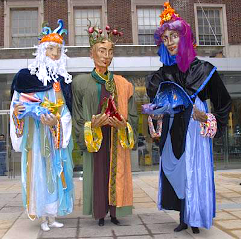 Las marionetas gigantes de doce pies de altura, que representan a los tres Reyes Magos
