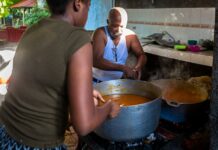 Los haitianos celebran la independencia consumiendo la "sopa de la libertad" Los haitianos celebran la independencia consumiendo la sopa de la libertad (2)