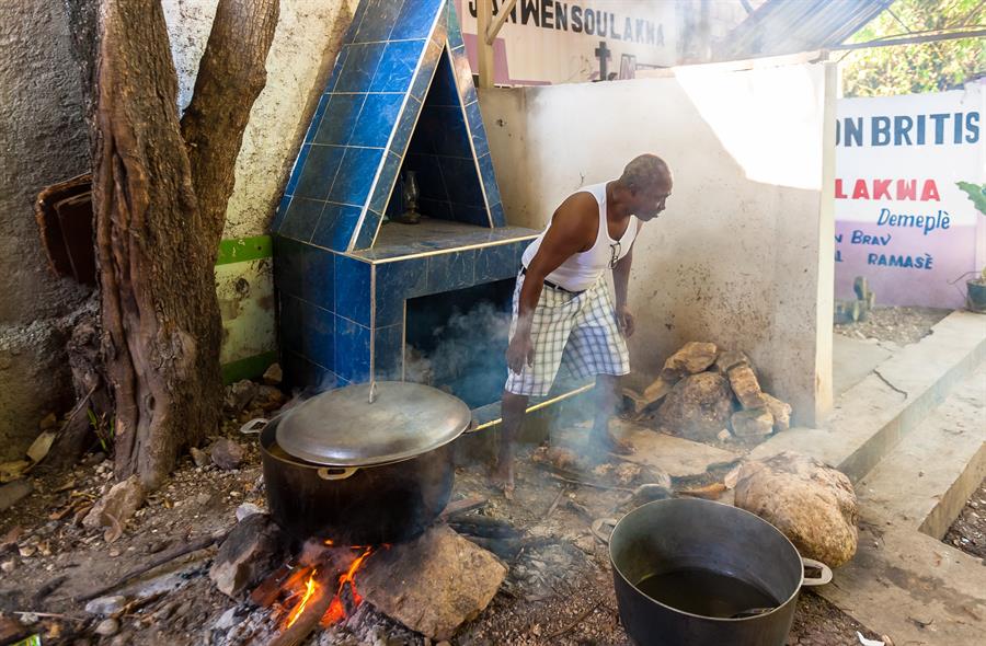 Los haitianos celebran la independencia consumiendo la sopa de la libertad (2)