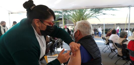 México alcanzó los 300.101 fallecidos por coronavirus en medio de una sustancial alza de contagios debido a la variante ómicron y con largas filas en centros públicos y privados para hacerse pruebas de covid, mientras el Gobierno busca acelerar la vacunación.