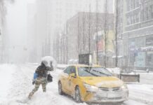 Nueva York emite advertencia por nevada Más de 3.500 vuelos han sido cancelados este sábado por la potente tormenta de nieve que azota desde anoche el noreste de Estados Unidos con temperaturas muy por debajo de cero grados centígrados y fuertes vientos.
